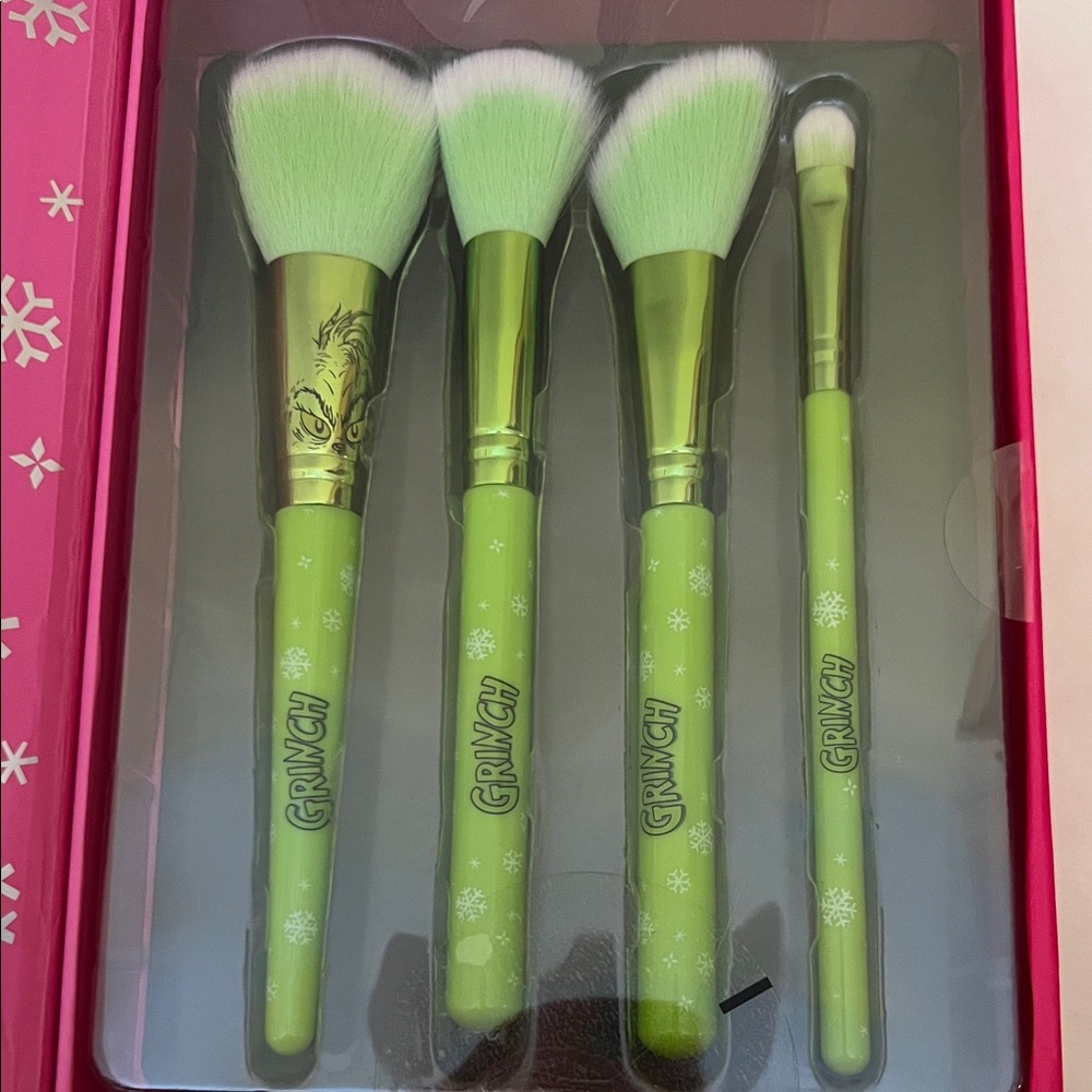 Grinch Makeup Brush Set & Blender Duo Bundle — Holiday Gift Set - Picture 7 of 8